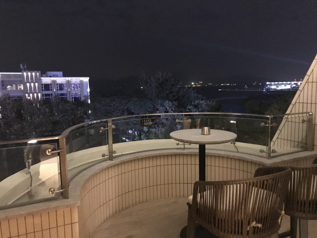 深圳蛇口希爾頓南海酒店-房間露台可欣賞對面深圳灣的景色