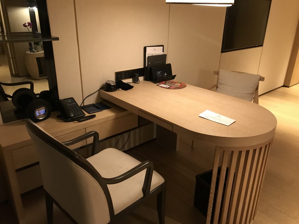 深圳蛇口希爾頓南海酒店-書桌設罝了鬧鐘、電話、各式插座及酒店設施小冊子