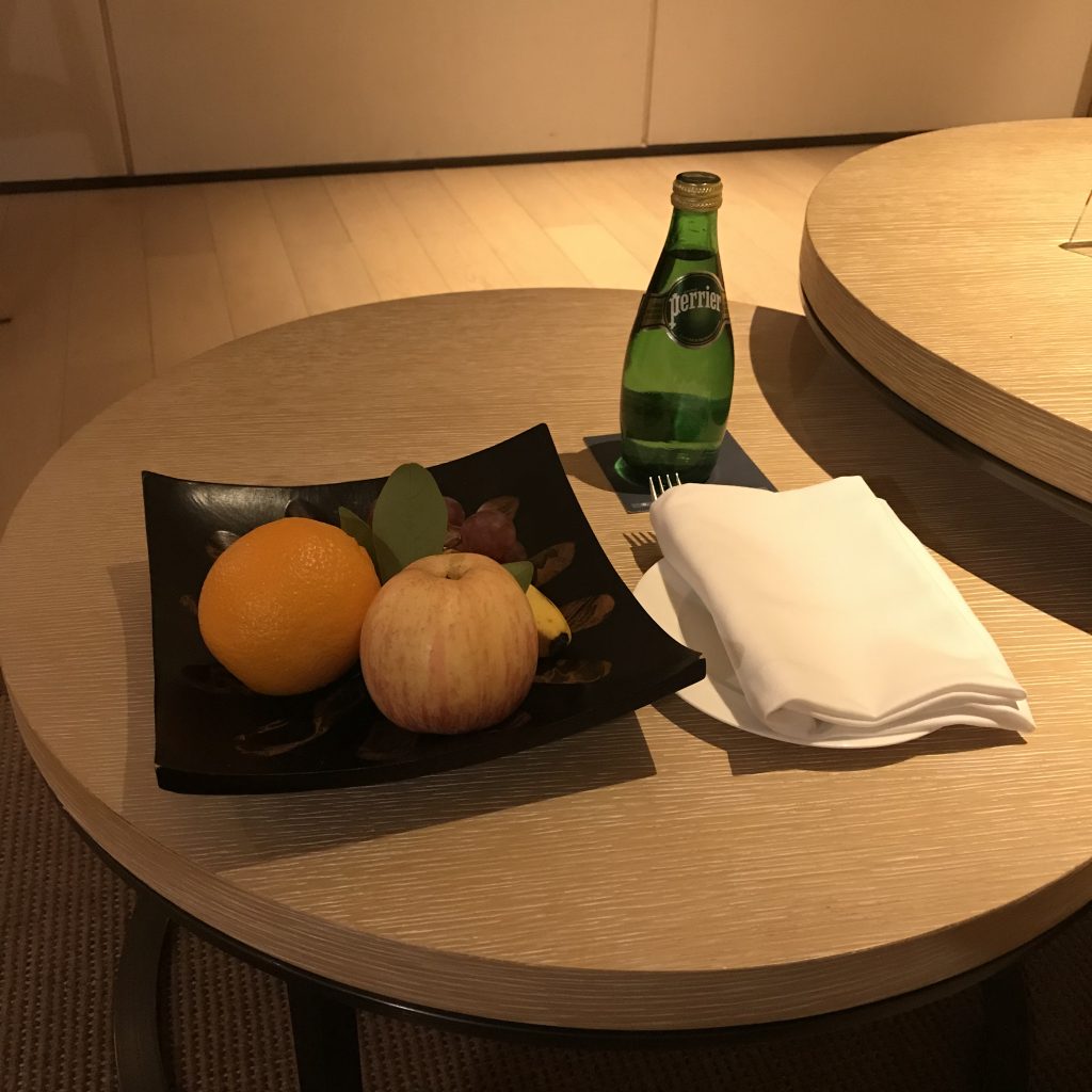 深圳蛇口希爾頓南海酒店-迎賓水果和Perrier礦泉水
