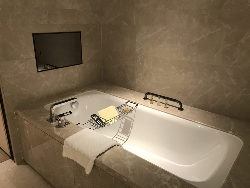 Hilton Shenzhen Shekou Nanhai-浴缸有小型電視屏幕
