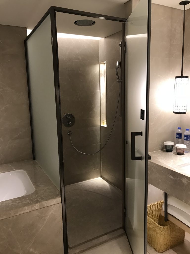 Hilton Shenzhen Shekou Nanhai-淋浴間在浴缸和洗手盆之間