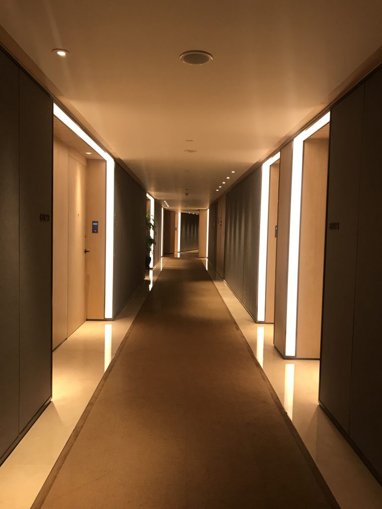 深圳蛇口希爾頓南海酒店-酒店房間樓層走廊夠光亮
