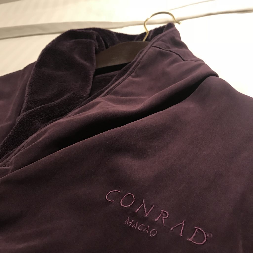 Conrad Macao Cotai Central-紫色女浴袍