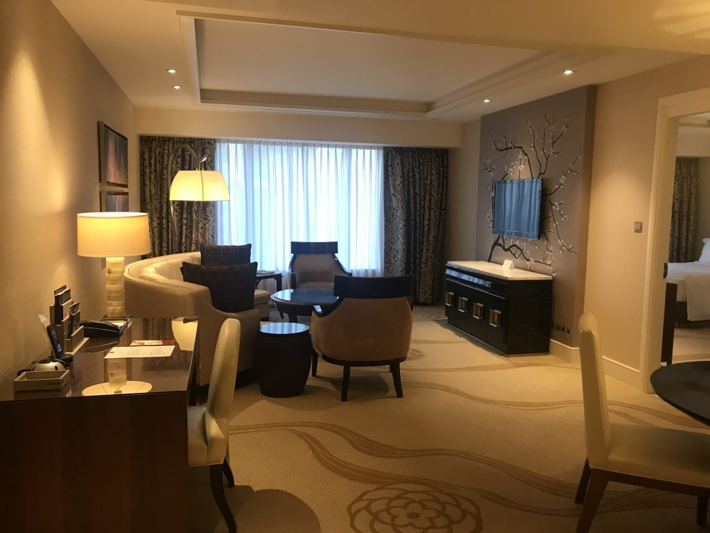 澳門金沙城中心康萊德酒店-客廳十分寬敞，左邊是書桌，中間是沙發區