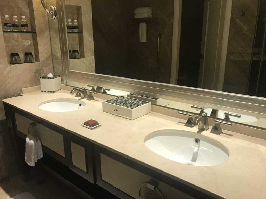 Conrad Macao Cotai Central-浴室有兩個洗手盆