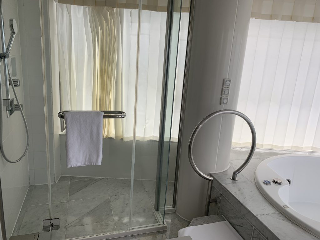 Hilton Fukuoka Sea Hawk-浴室獨立淋浴間在按摩浴缸隔鄰