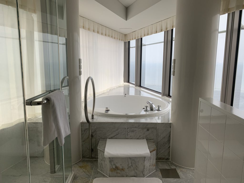 Hilton Fukuoka Sea Hawk-按摩浴缸在浴室中央