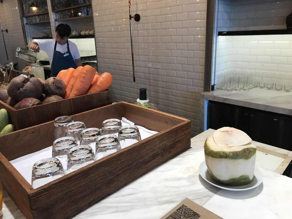 蘇拉翁塞曼谷萬豪酒店Bangkok Marriott Hotel The Surawongse Praya Kitchen自助早餐 10 2025 Bangkok Marriott Hotel The Surawongse Praya Kitchen-早餐提供椰青