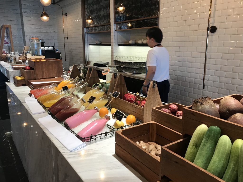 蘇拉翁塞曼谷萬豪酒店Bangkok Marriott Hotel The Surawongse Praya Kitchen自助早餐 9 2025 Bangkok Marriott Hotel The Surawongse Praya Kitchen-早餐果汁吧和水果吧
