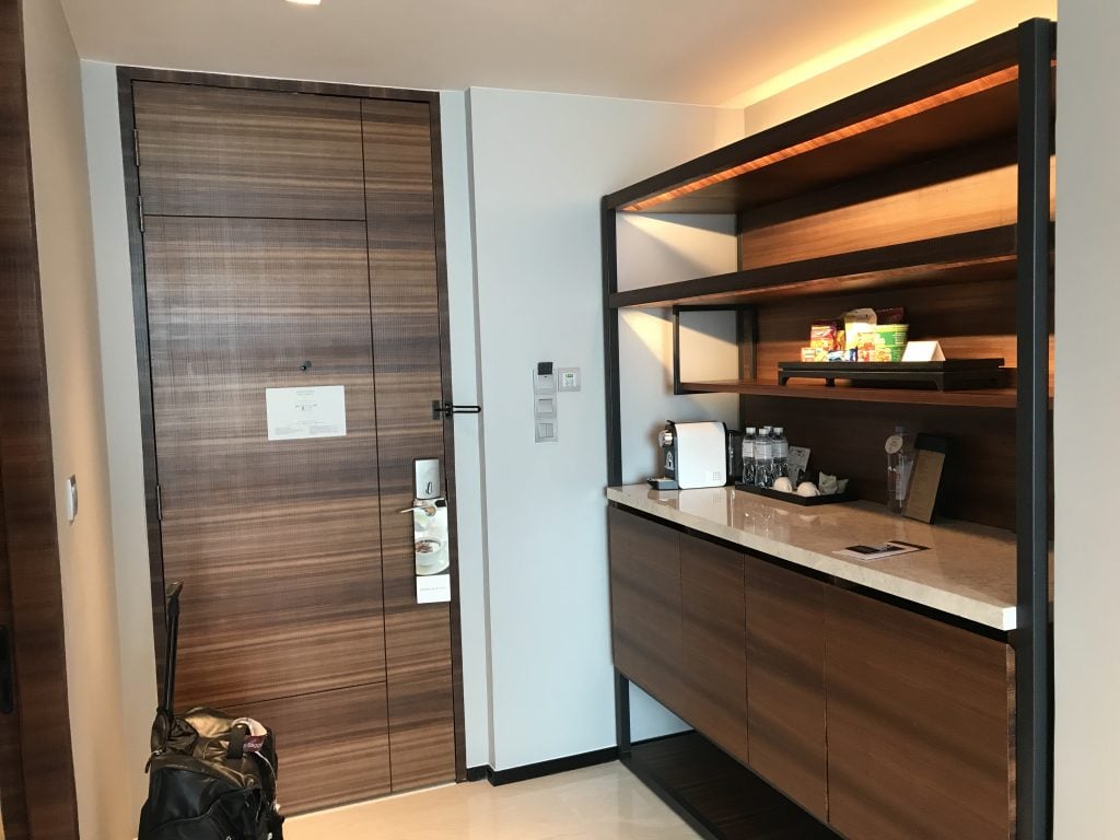 蘇拉翁塞曼谷萬豪酒店Bangkok Marriott Hotel The Surawongse房間 10 2025 蘇拉翁塞曼谷萬豪酒店-餐飲吧在套房大門隔鄰