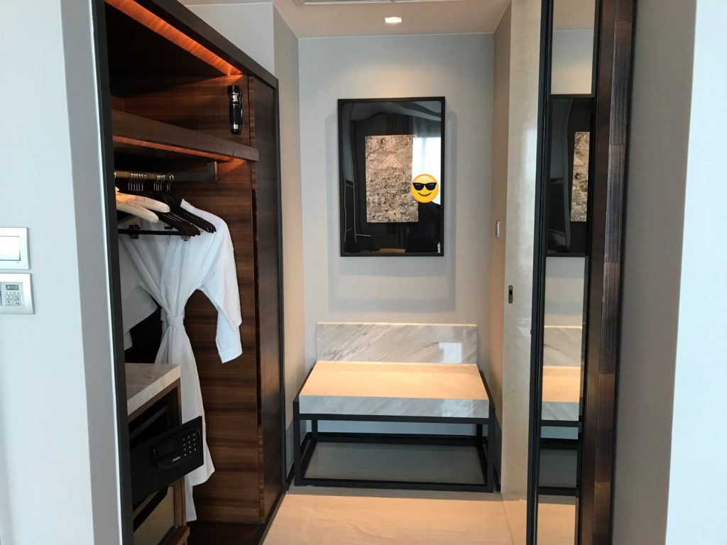 蘇拉翁塞曼谷萬豪酒店Bangkok Marriott Hotel The Surawongse房間 2025 Bangkok Marriott Hotel The Surawongse-套房衣櫃和浴室同樣位於睡房