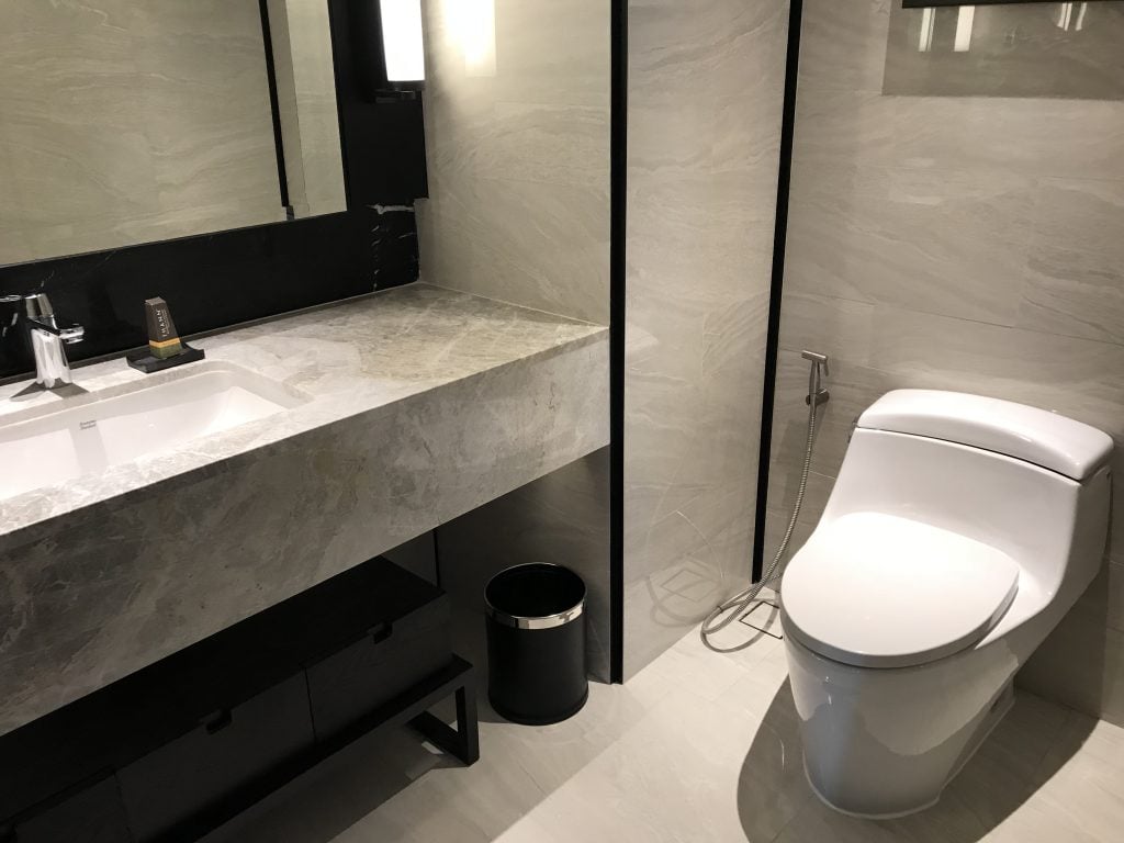蘇拉翁塞曼谷萬豪酒店Bangkok Marriott Hotel The Surawongse房間 11 2025 Bangkok Marriott Hotel The Surawongse-浴室另一邊都有洗手盆和馬桶