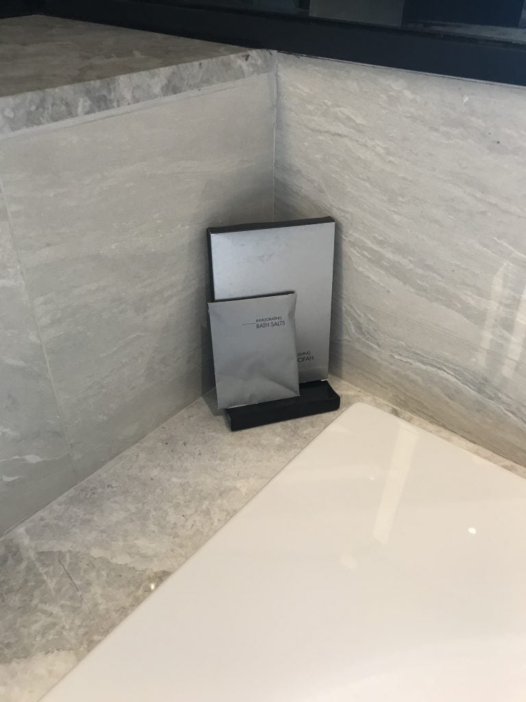 蘇拉翁塞曼谷萬豪酒店Bangkok Marriott Hotel The Surawongse房間 15 e1564632945456 2025 Bangkok Marriott Hotel The Surawongse-浴缸旁邊有Bath Salt浴鹽