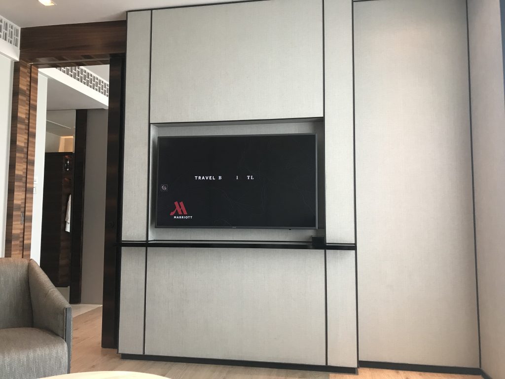 蘇拉翁塞曼谷萬豪酒店Bangkok Marriott Hotel The Surawongse房間 18 2025 蘇拉翁塞曼谷萬豪酒店-套房客廳電視機旁邊是睡房入口
