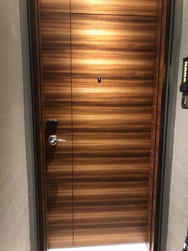 蘇拉翁塞曼谷萬豪酒店Bangkok Marriott Hotel The Surawongse房間 2 e1564629770565 2025 蘇拉翁塞曼谷萬豪酒店-套房大門充滿泰式風情