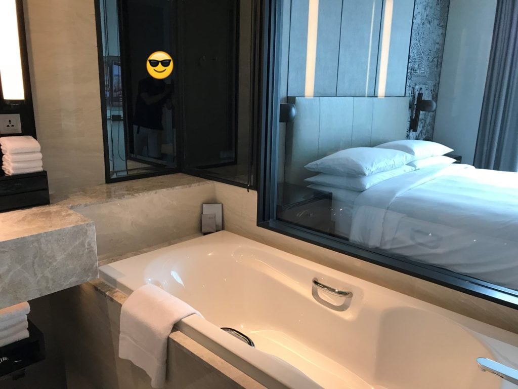 蘇拉翁塞曼谷萬豪酒店Bangkok Marriott Hotel The Surawongse房間 21 2025 Bangkok Marriott Hotel The Surawongse-浴缸在洗手盆隔鄰