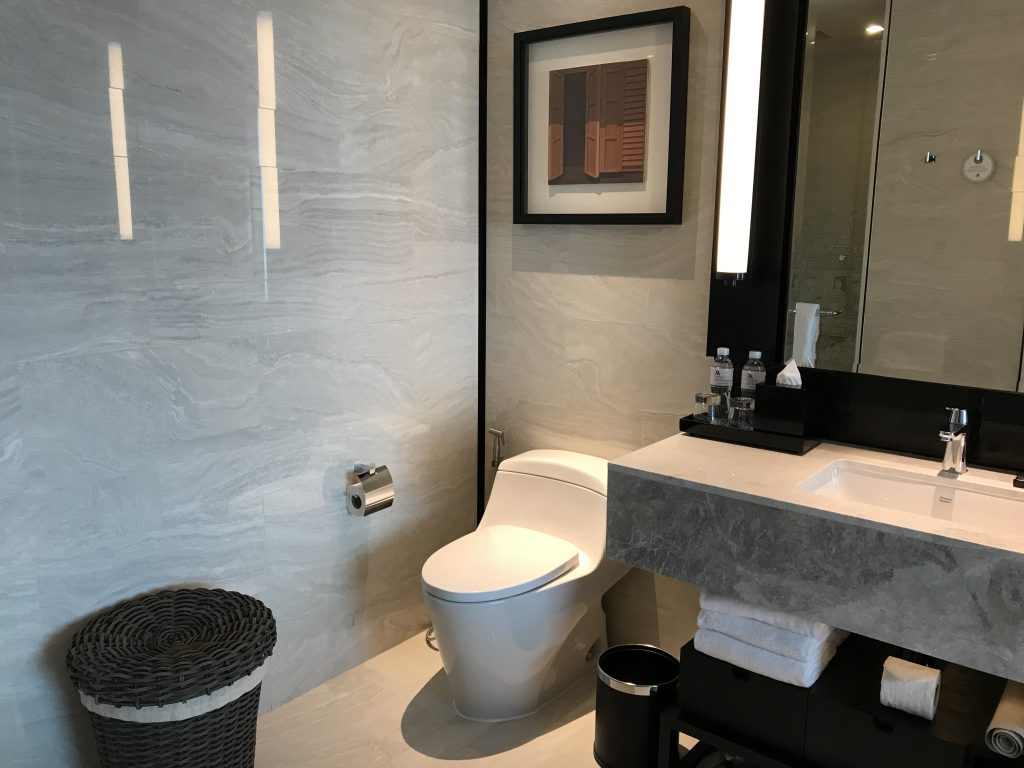 蘇拉翁塞曼谷萬豪酒店Bangkok Marriott Hotel The Surawongse房間 3 2025 Bangkok Marriott Hotel The Surawongse-浴室洗手盆隔離有馬桶