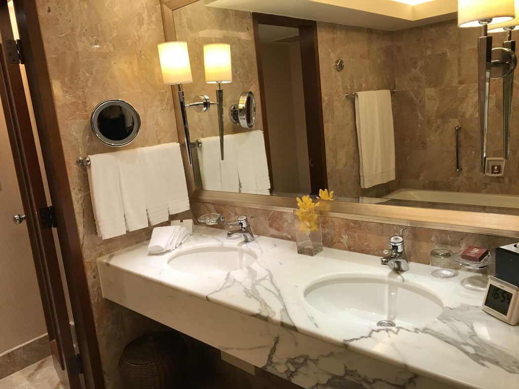 Conrad Hong Kong-浴室有兩個洗手盆