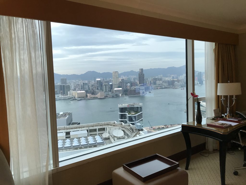 香港港麗酒店-在房間可盡覽維港及對面尖沙咀的都市景致