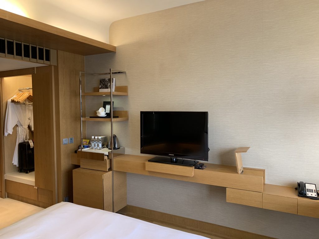 香港萬麗海景酒店-房間床褥面向電視和餐飲吧