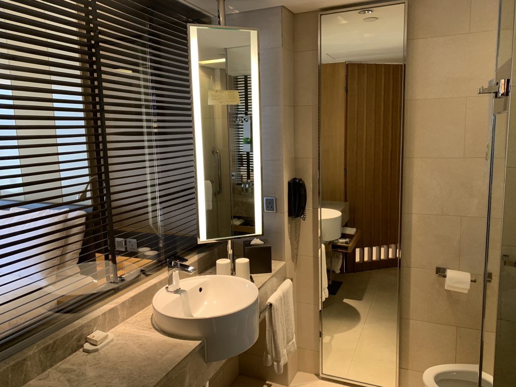 Renaissance Hong Kong Harbour View Hotel-浴室有LED燈鏡和長鏡