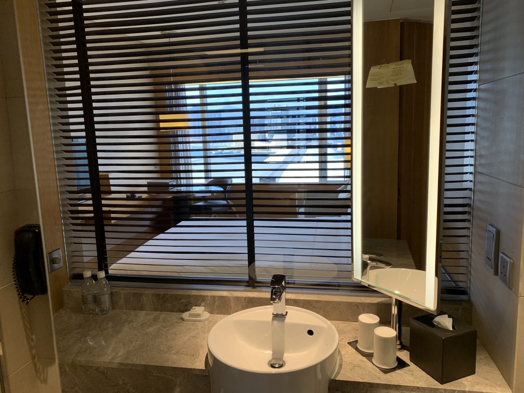 Renaissance Hong Kong Harbour View Hotel-浴室有百葉簾，可望向房間