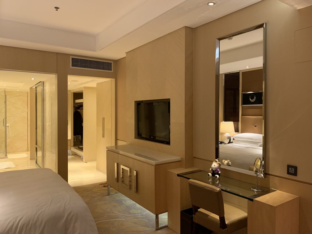 Guangzhou Marriott Hotel Tianhe-套房睡房有電視及梳妝檯