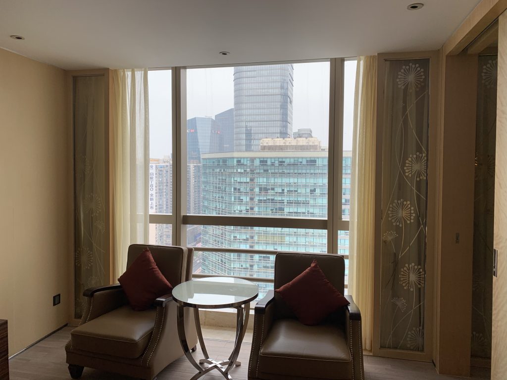 廣州正佳廣場萬豪酒店-套房客廳兩張單人沙發靠在窗邊