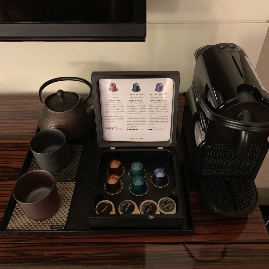 Conrad Tokyo-房間餐飲吧有茶具、Nespresso 咖啡機及咖啡膠囊