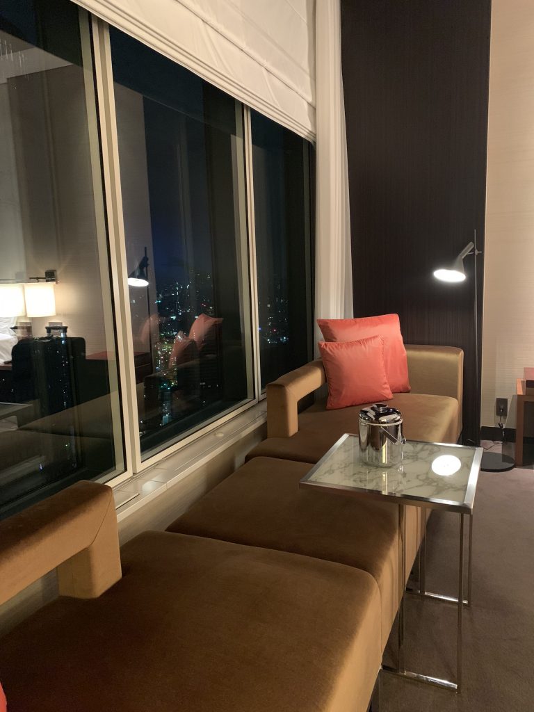 東京康萊德酒店-房間長沙發靠在窗邊