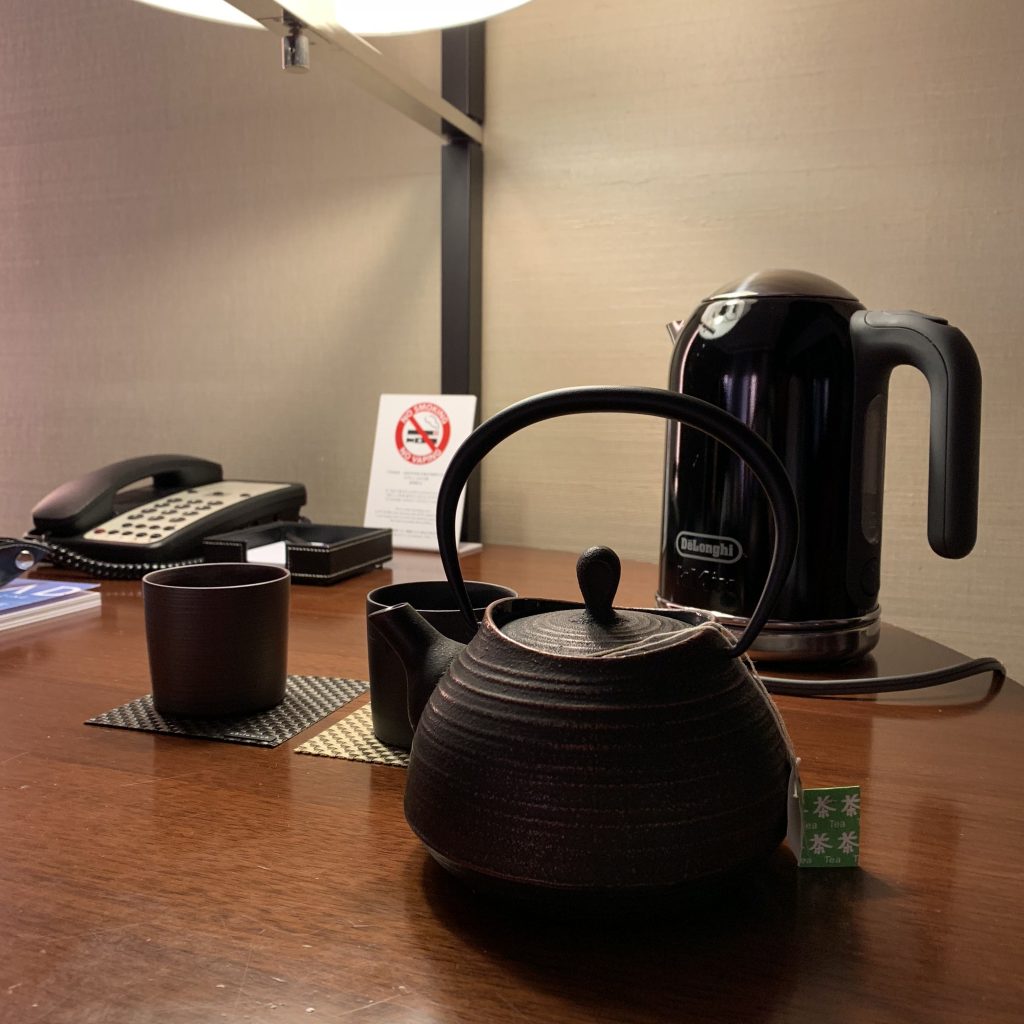 Conrad Tokyo-房間有熱水壺和茶具
