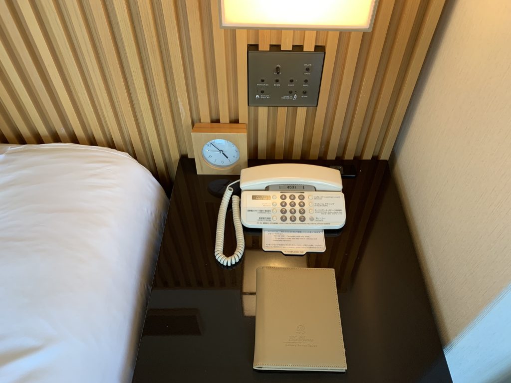 東京櫻花塔高輪皇家王子大酒店(傲途格精選)-房間床頭櫃有鬧鐘、電話和燈制按鈕