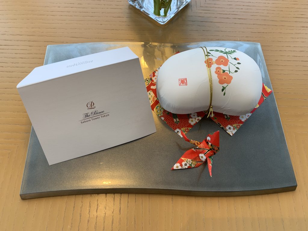 東京櫻花塔高輪皇家王子大酒店(傲途格精選)-酒店歡迎信條，隔鄰的迎賓小食包裝精美