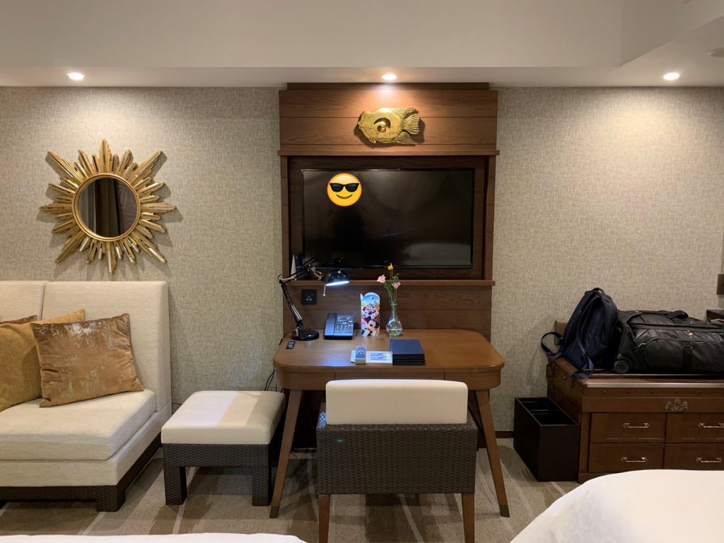 Sheraton Grande Tokyo Bay Hotel-房間沙發、電視和書檯