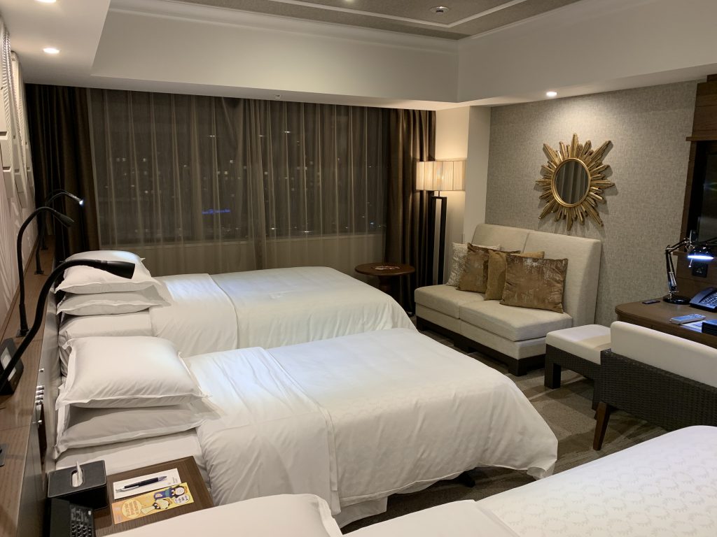 東京灣喜來登大酒店-房間床褥面向沙發和電視機