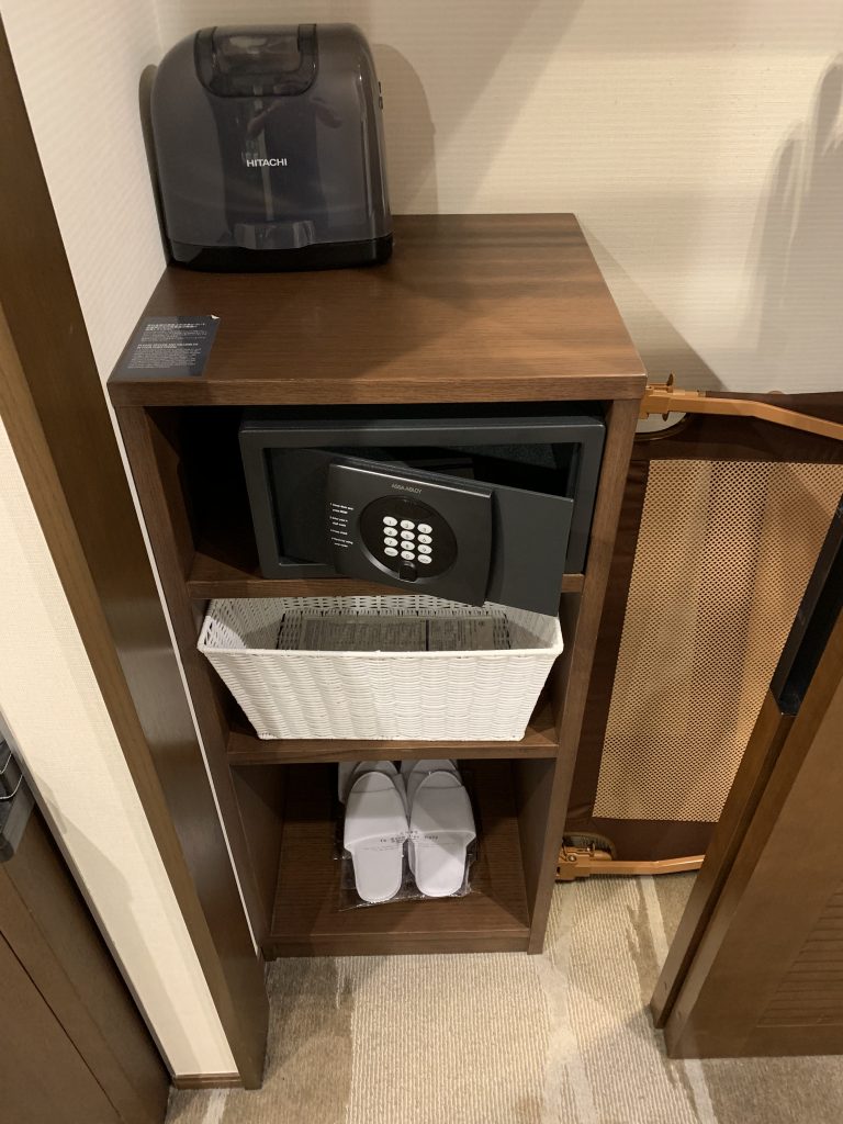 Sheraton Grande Tokyo Bay Hotel-房間衣帽間有拖鞋和保險箱