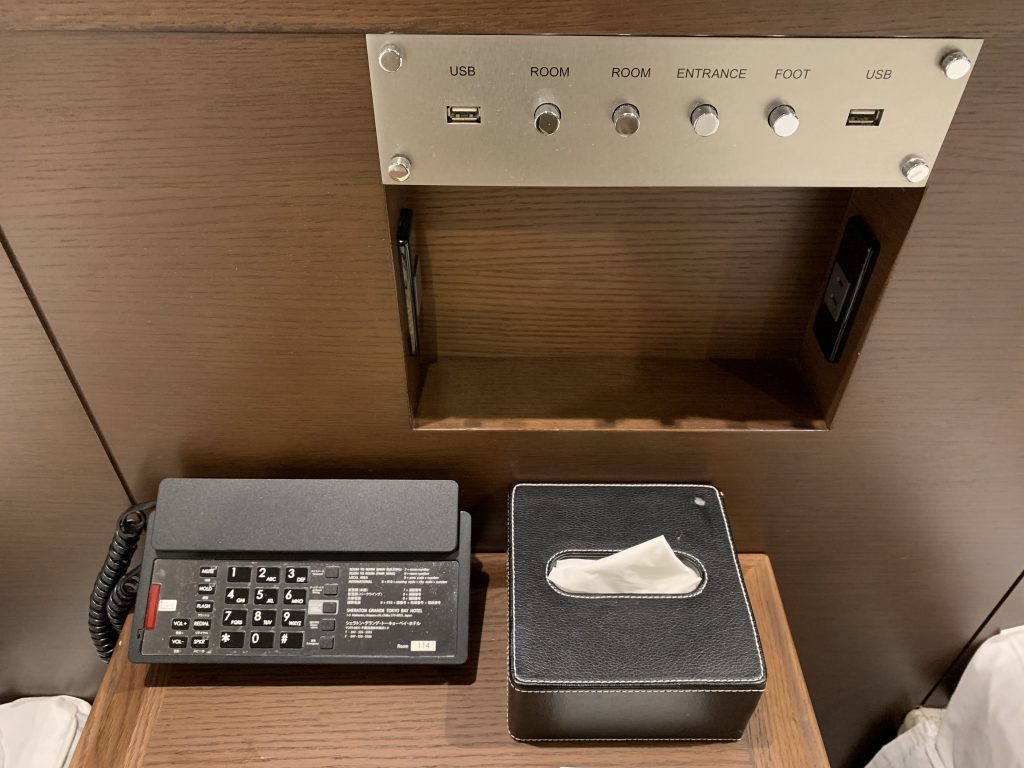東京灣喜來登大酒店-床邊櫃有電話、紙巾和各式燈制按鈕