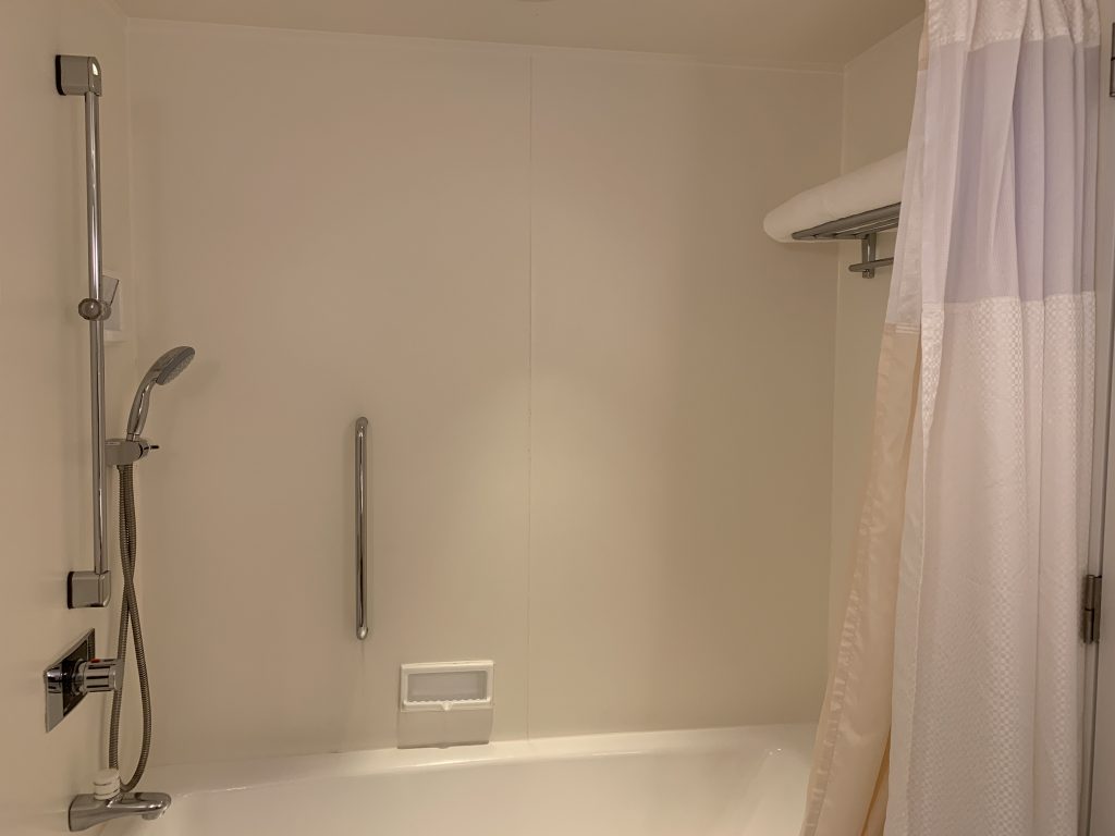 Hilton Tokyo Bay-浴室的淋浴設備與浴缸共處一室