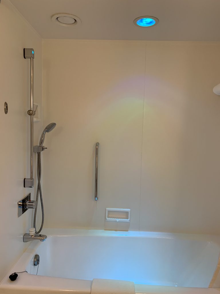 Hilton Tokyo Bay-浴缸天花板有LED彩光燈