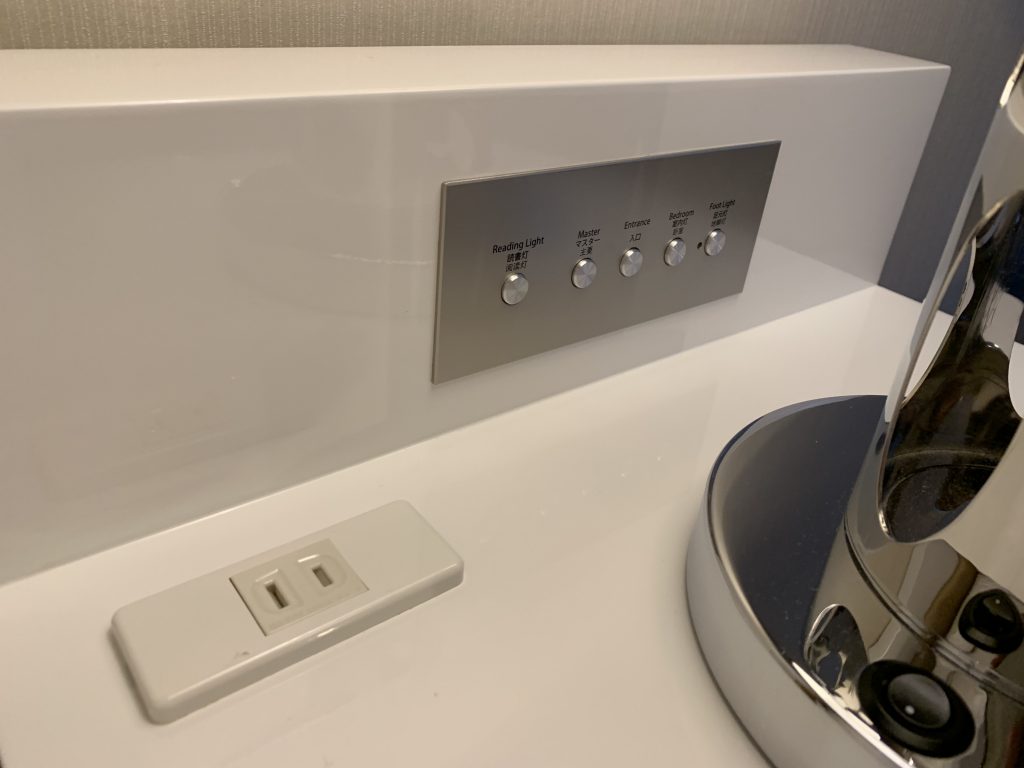 東京萬豪酒店Tokyo Marriott Hotel房間 11 2025 東京萬豪酒店-各式插座和燈制按鈕