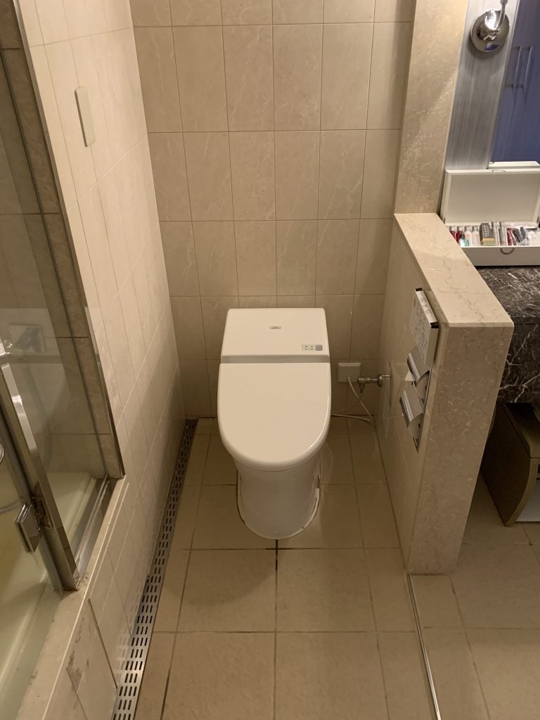 東京萬豪酒店Tokyo Marriott Hotel房間 16 e1565146384993 2025 Tokyo Marriott Hotel-浴室馬桶在洗手盆隔鄰