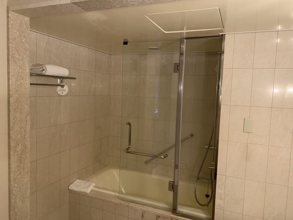 東京萬豪酒店Tokyo Marriott Hotel房間 17 2025 Tokyo Marriott Hotel-浴室的淋浴設備與浴缸共處一室