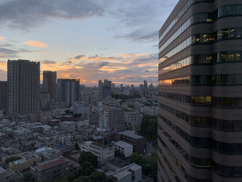 東京萬豪酒店Tokyo Marriott Hotel房間 5 2025 東京萬豪酒店-房間窗外東京都市黃昏景致