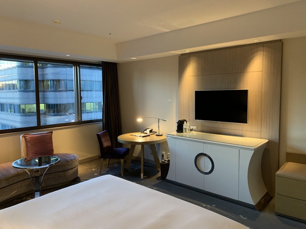 東京萬豪酒店Tokyo Marriott Hotel房間 9 2025 東京萬豪酒店-房間沙發、書桌和電視