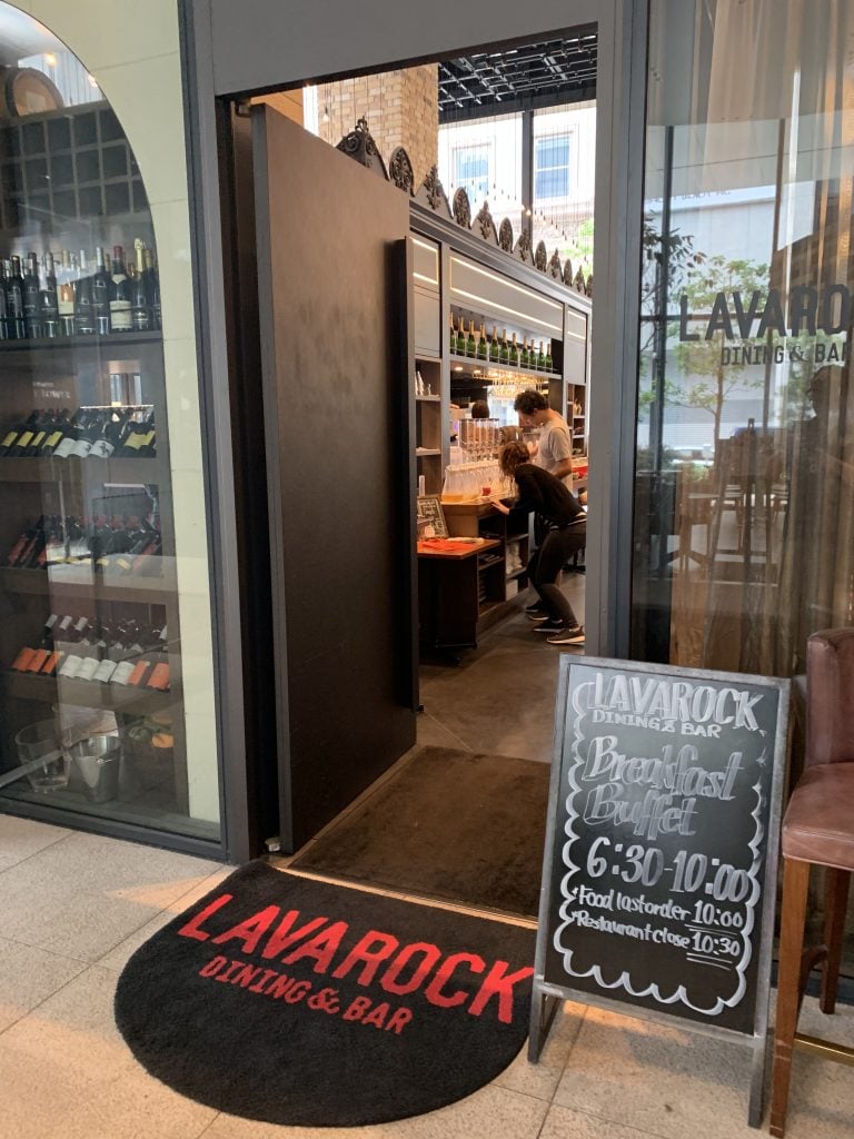 東京車站萬怡酒店Courtyard by Marriott Tokyo Station Dining Bar Lavarock自助早餐 1 e1565243841840 2025 東京車站萬怡酒店Dining & Bar Lavarock-餐廳入口