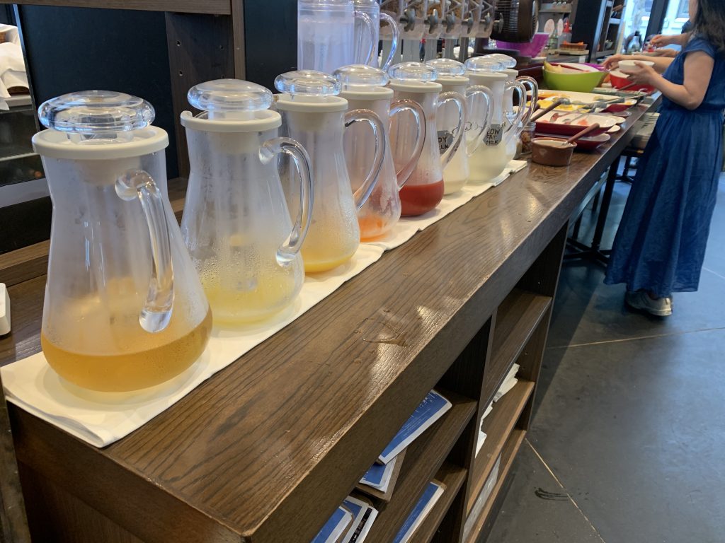 東京車站萬怡酒店Courtyard by Marriott Tokyo Station Dining Bar Lavarock自助早餐 2 2025 Courtyard by Marriott Tokyo Station Dining & Bar Lavarock-果汁吧