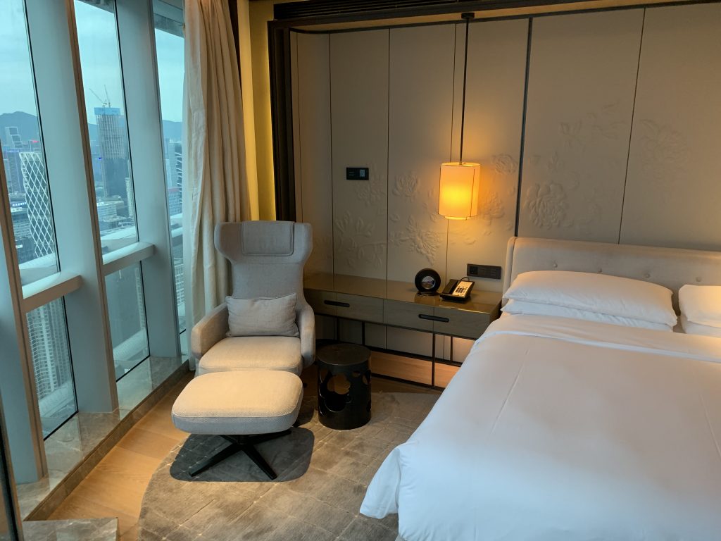 深圳中洲萬豪酒店-房間有可以翹腳的淡色椅子