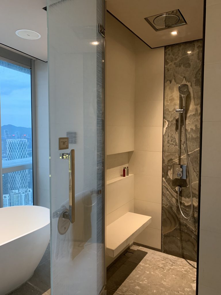 Shenzhen Marriott Hotel Nanshan-淋浴間在浴缸隔鄰
