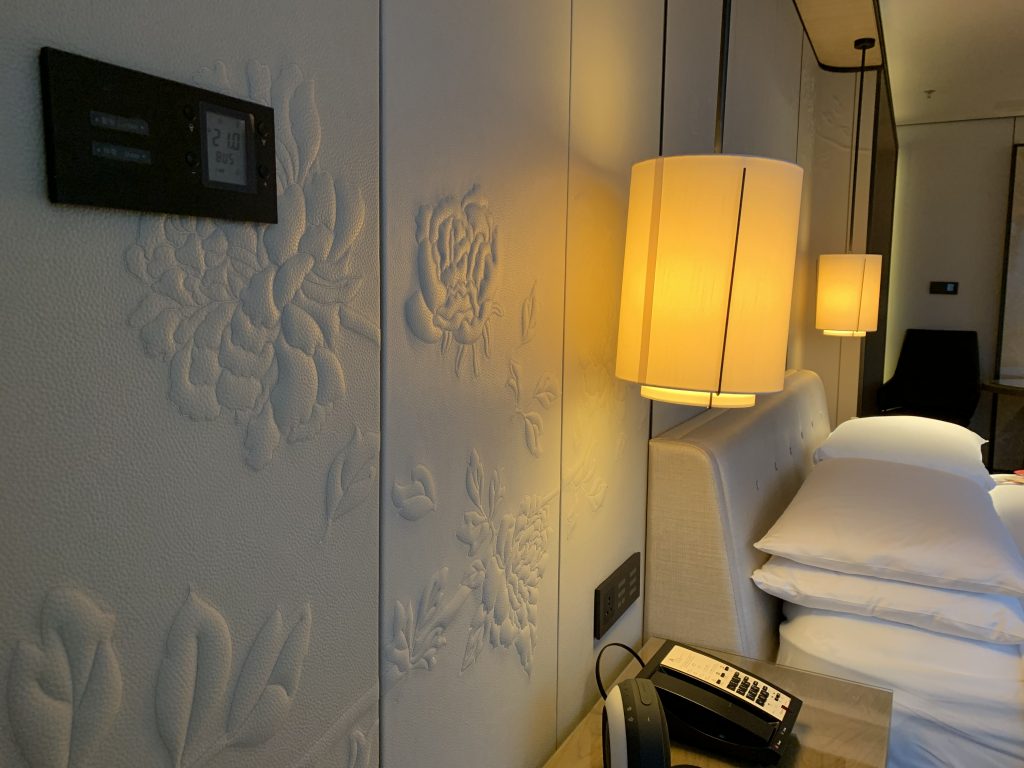 深圳中洲萬豪酒店-房間床頭牆身有掛牆時鐘及燈制