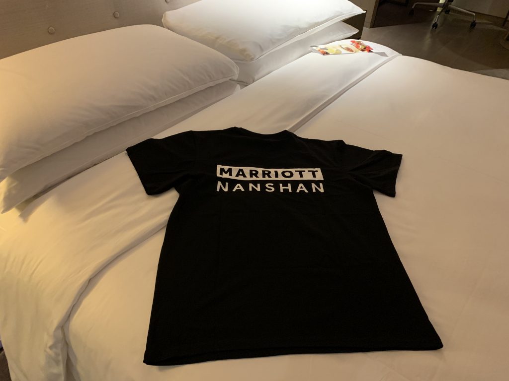 深圳中洲萬豪酒店-酒店官方Welcome Gift，黑色T-shirt背面
